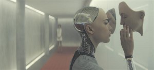 „Ex machina“ süžee on tuttav kõigile, kes on lugenud Mary Shelley „Frankensteini“.  Tehisintellekt Ava (Alicia Vikander) on aga pakendatud kauni robotnaise kehasse. 