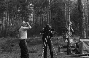 Lennart Meri andmas nõu operaator Ago Ruusile filmi „Toorumi pojad“ võttel. Pildistab Mart Meri.   