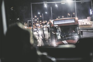 „Odysseia“ pidulauast teatritäie inimestega tellitud busside peale minek on kõike muud kui rutiinne. 