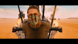 Aasta kunstiliselt kõige õnnestunuma Hollywoodi suurfilmi peategelane Mad Max (Tom Hardy) veedab esimese poole filmist kõiki reegleid eirates passiivses seisundis. 