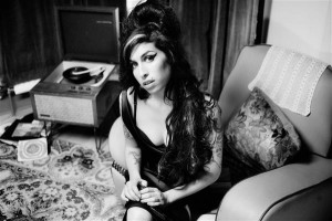 Hoolimata pereliikmete algsest koostöövalmidusest on isa Mitch Winehouse tembeldanud filmi „ennekuulmatuks“: „Amy“ näitavat teda ülekohtuses valguses. 