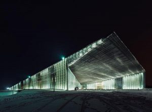Eesti Rahva Muuseumi oktoobris avatava hoone valmimiseks kulus arhitektuurivõistlusest avamiseni kümme aastat. Arhitektid Lina Ghotmeth, Dan Dorell, Tsuyoshi Tane. 
