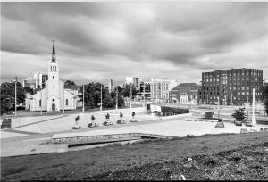1990. aastate lõpus peetud linnakeskuste võistluse tulemustest võtsid kinni vähesed. 1999. aastal peetud Tallinna Vabaduse väljaku konkurss on pea ainuke, mille alusel koostati detailplaneering ja parkla asemel avati pealinna südames 2009. aastal esinduslik avalik ruum. Arhitektid Andres Alver, Veljo Kaasik ja Tiit Trummal. 