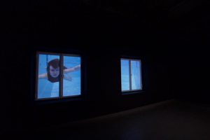Ootamatu ja värske visuaaliga jääb silma Ave Vellesalu installatiivne video „Surface II“ ehk „Pindmine II“.